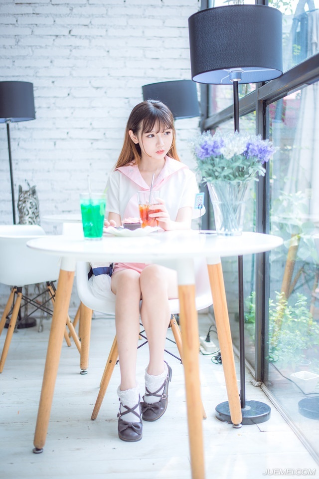 “下去吧，让人通知文和先生过来。”吕布靠在椅靠上，淡然道。